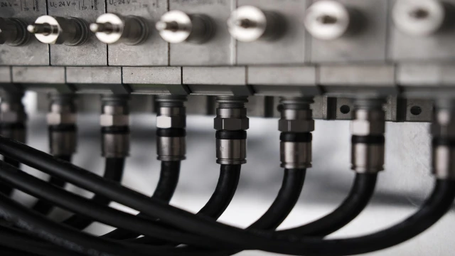 kak-rabotaet-vibracionnyy-kabel-v-sistemah-zashchity-perimetra